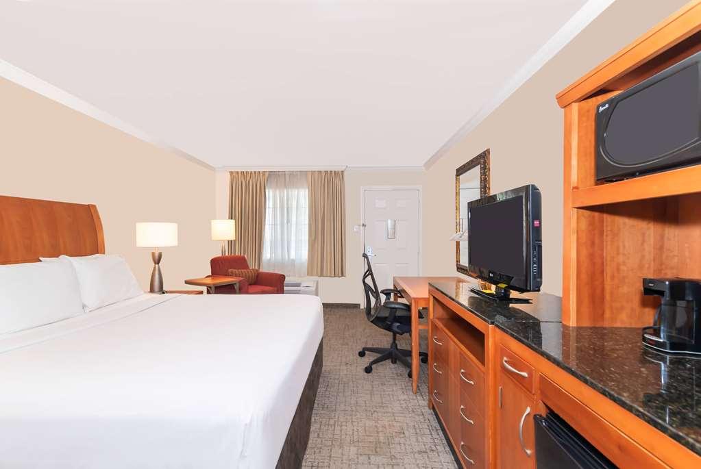 Baymont By Wyndham Beaumont Hotel Стая снимка
