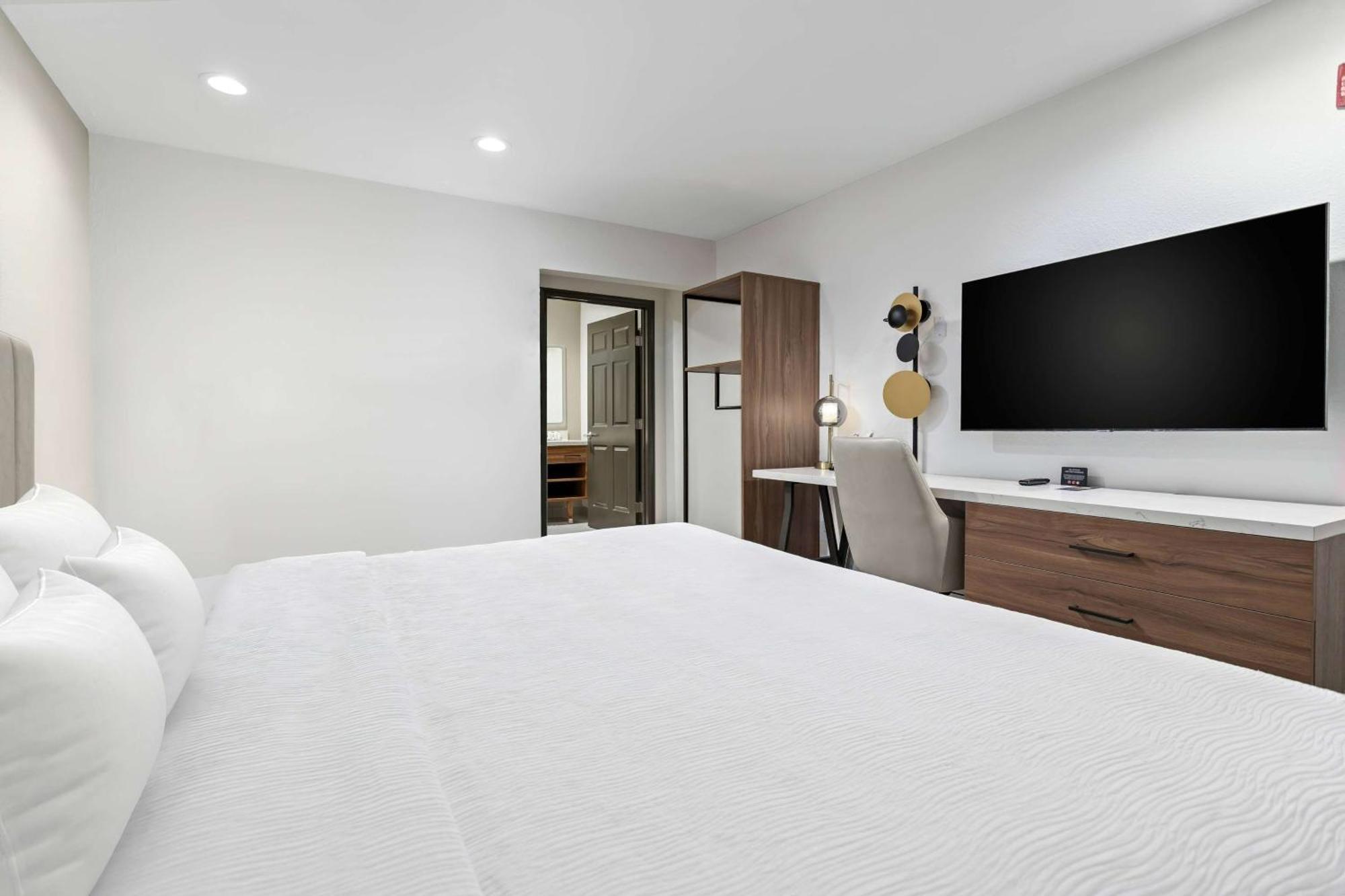 Baymont By Wyndham Beaumont Hotel Екстериор снимка