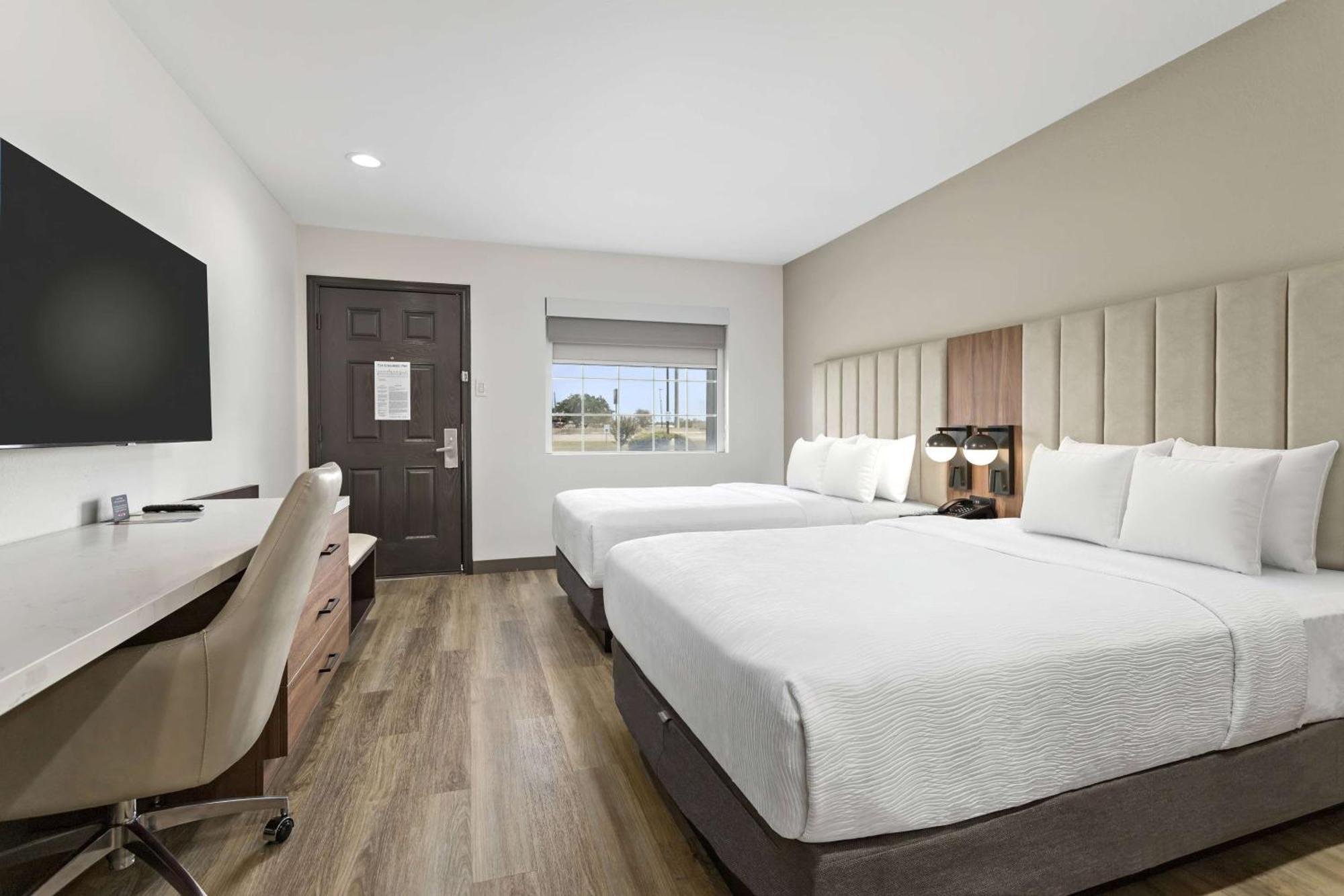 Baymont By Wyndham Beaumont Hotel Екстериор снимка