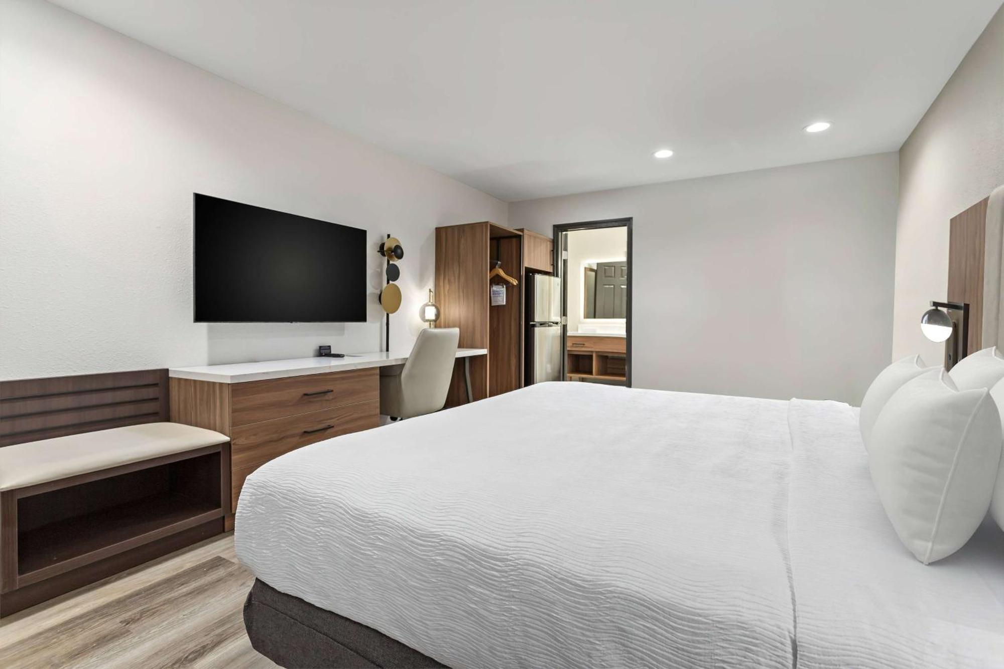 Baymont By Wyndham Beaumont Hotel Екстериор снимка