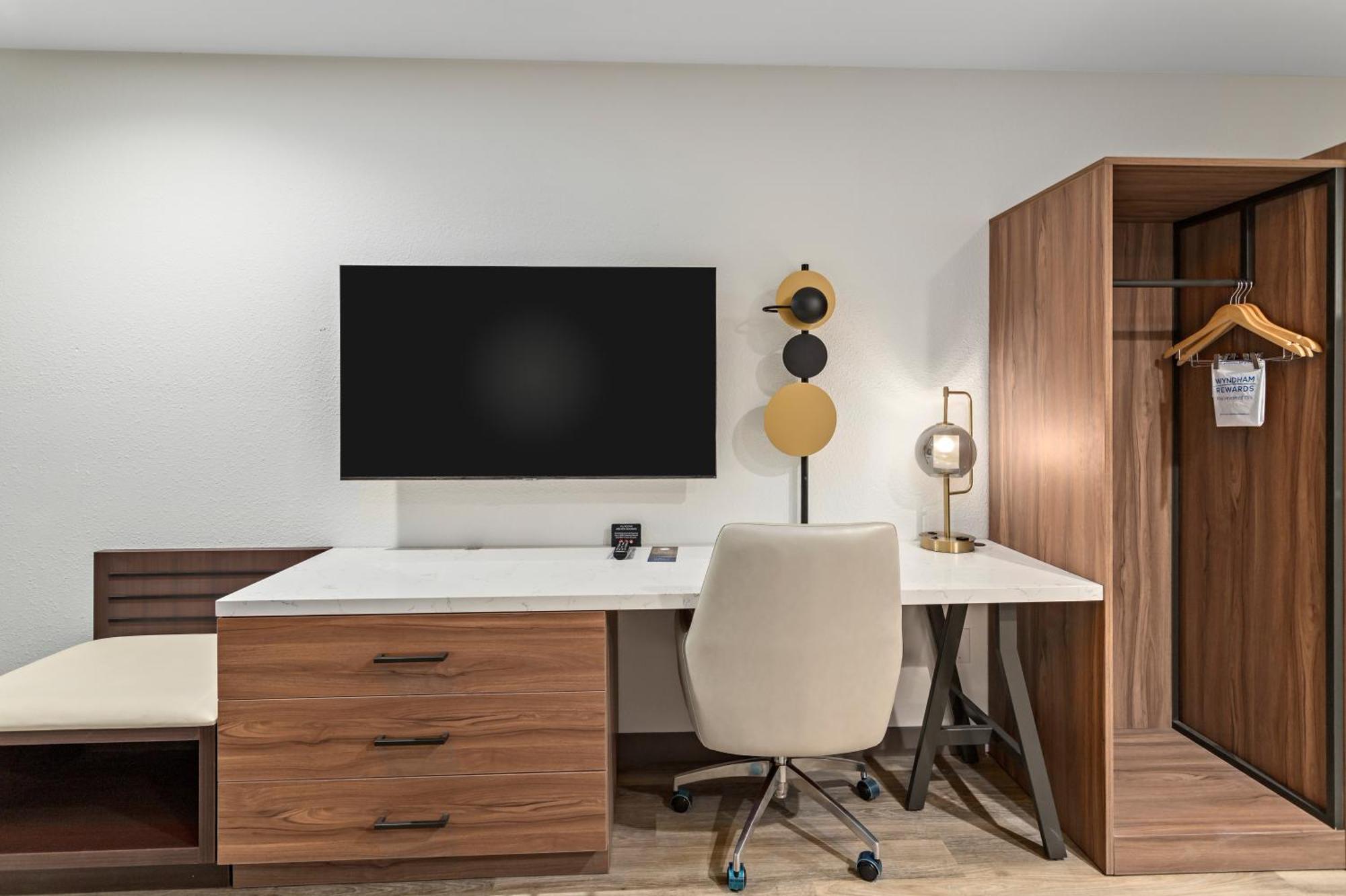 Baymont By Wyndham Beaumont Hotel Екстериор снимка