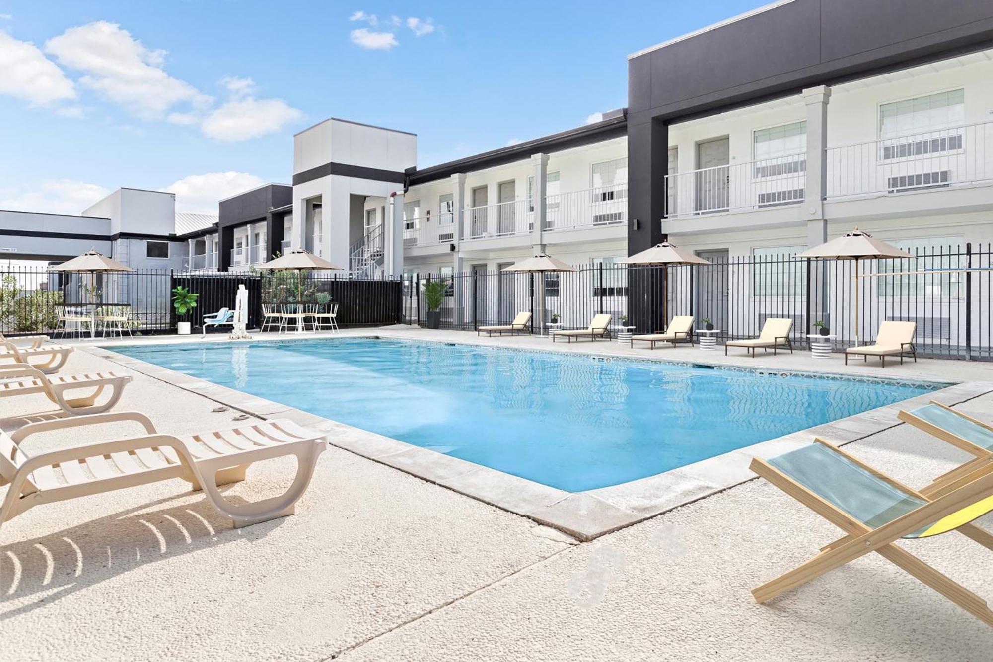 Baymont By Wyndham Beaumont Hotel Екстериор снимка