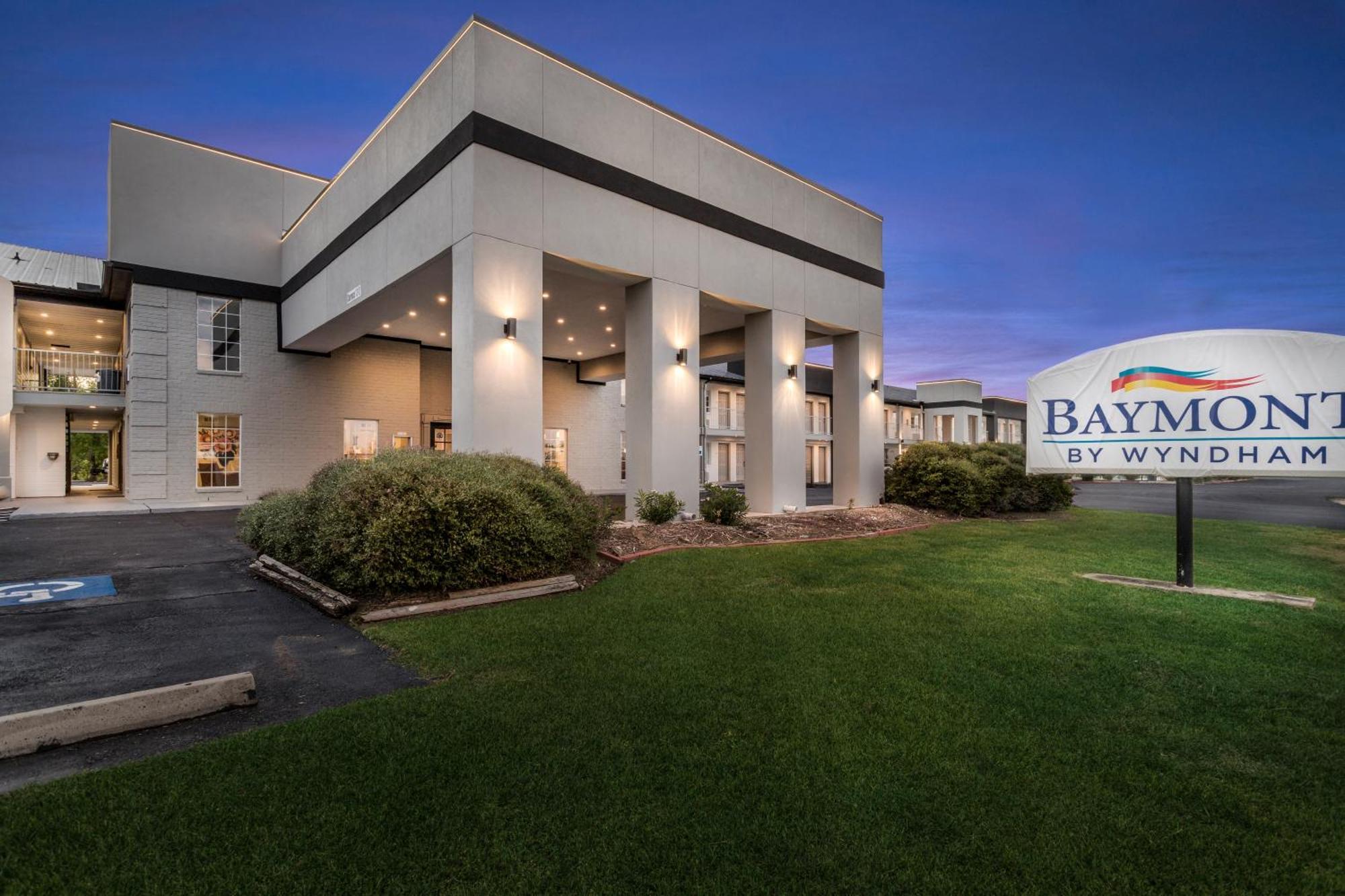 Baymont By Wyndham Beaumont Hotel Екстериор снимка