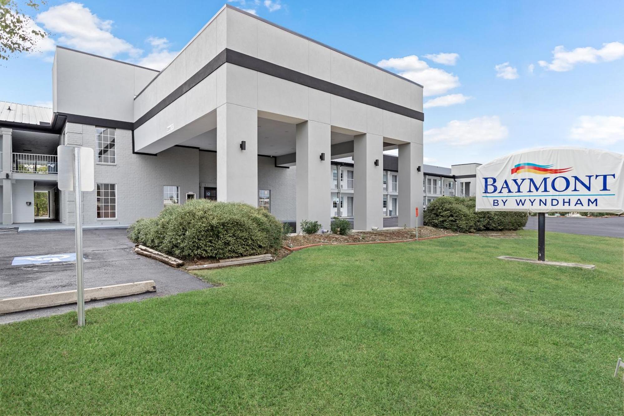 Baymont By Wyndham Beaumont Hotel Екстериор снимка